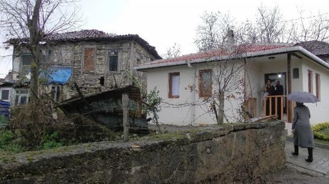 (&ouml;zel Haber) &Ccedil;atısı Olmayan Taş Evde Oturan Engelli Vatandaşa Yardım Eli