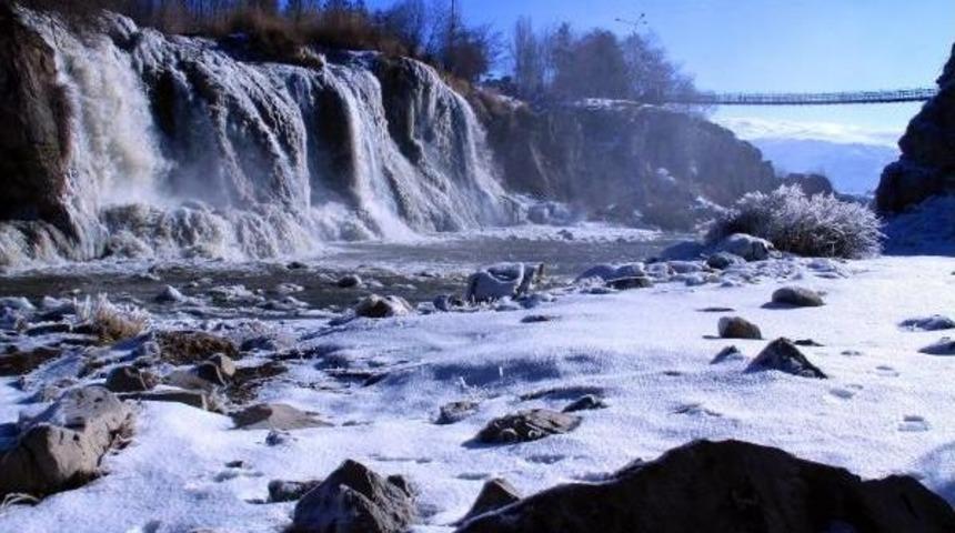 Muradiye Şelalesi Kısmen Dondu