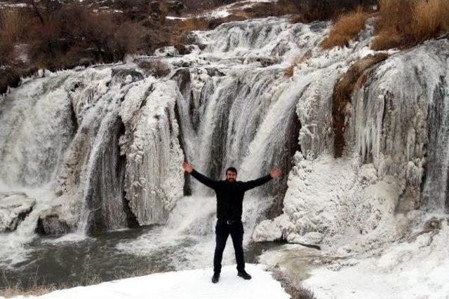 Muradiye Şelalesi Kısmen Dondu