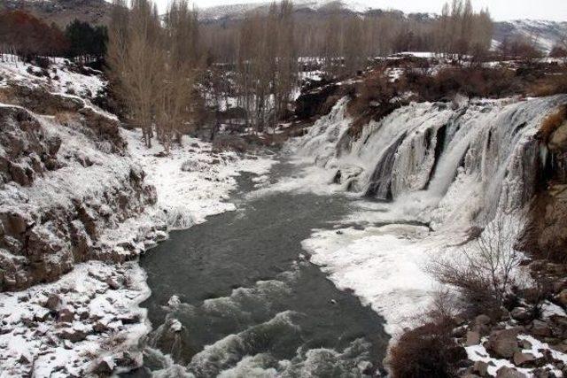 Muradiye Şelalesi Kısmen Dondu