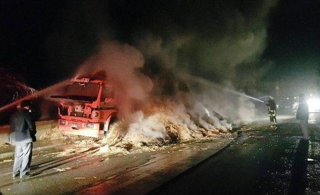 Saman Yüklü Kamyon Alev Alev Yandı