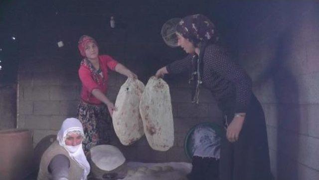 İmece Usulü Ekmek Pişiriyorlar