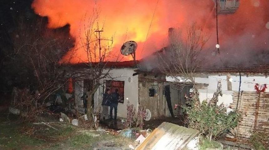 Bilecik&rsquo;te Ahşap Ev Yanarak K&uuml;l Oldu