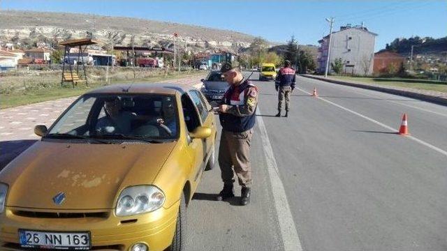 Jandarma Ekipleri Broş&uuml;r Dağıtarak S&uuml;r&uuml;c&uuml;leri Bilgilendirdi 1