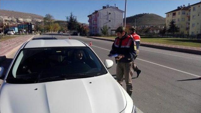 Jandarma Ekipleri Broş&uuml;r Dağıtarak S&uuml;r&uuml;c&uuml;leri Bilgilendirdi 3