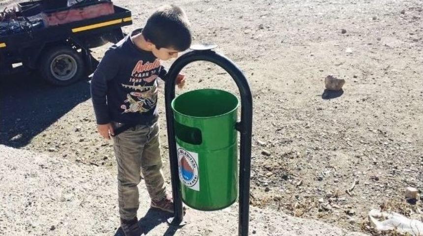 Hayatında İlk Defa &Ccedil;&ouml;p Kutusu G&ouml;ren &Ccedil;ocuğun Şaşkınlığı