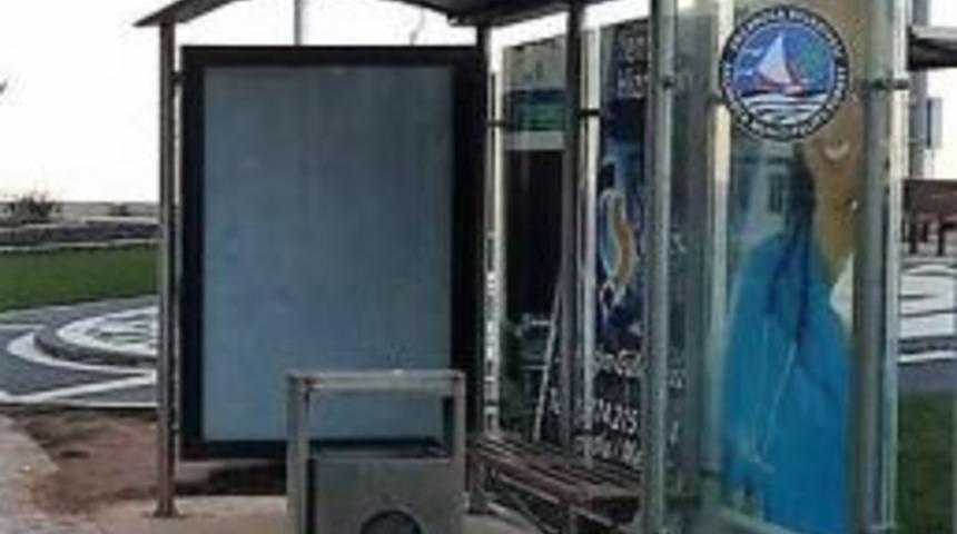 Ak&ccedil;akoca&rsquo;da Otob&uuml;s Durakları Yenilendi