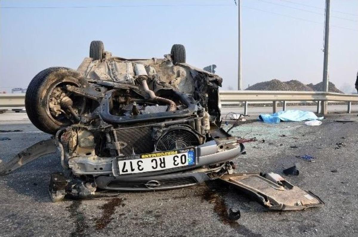 Otomobil Bariyerlere &Ccedil;arptı: 1 &Ouml;l&uuml;