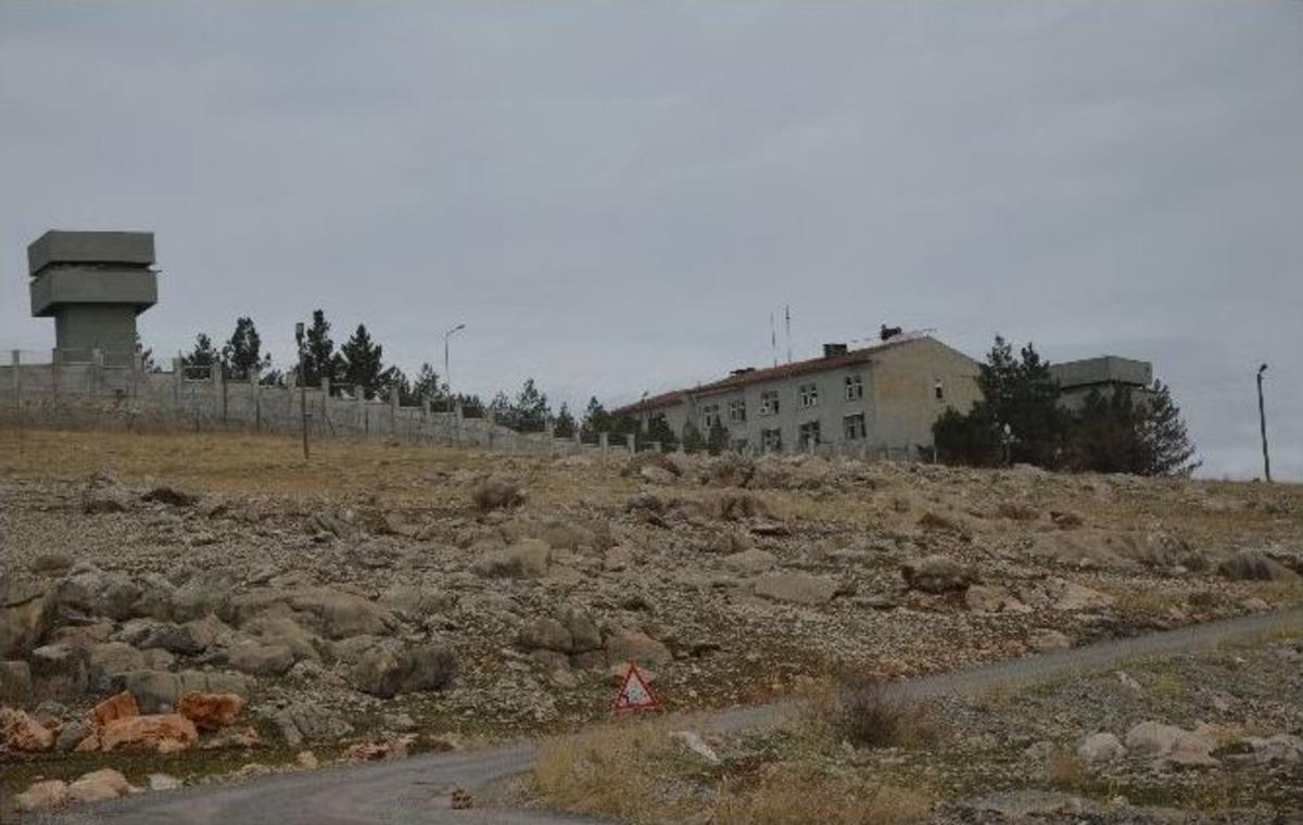 Aracın Karakola 300 Metre Mesafede Patlaması Olası Faciayı &Ouml;nledi