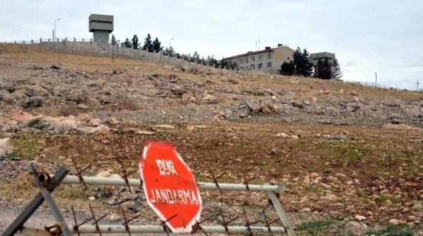 Pkk'lılar Karakola Bombalı Ar&ccedil;la 300 Metre Yaklaşabilmiş