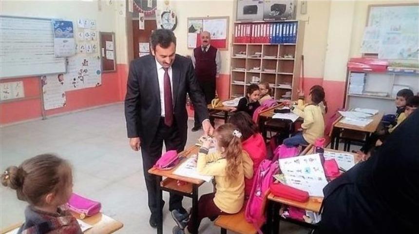 &Ouml;ğrencilere &rsquo;okul &Uuml;z&uuml;m&uuml;&rsquo; Dağıtıldı
