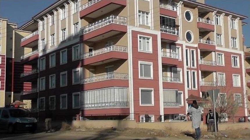 &Uuml;&ccedil;&uuml;nc&uuml; Kattan Atlayan Kadın Ağır Yaralandı