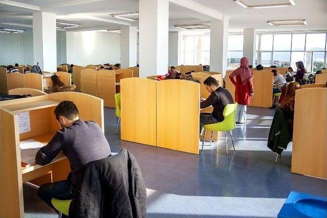 Üniversite Kütüphanesine Büyük İlgi 1