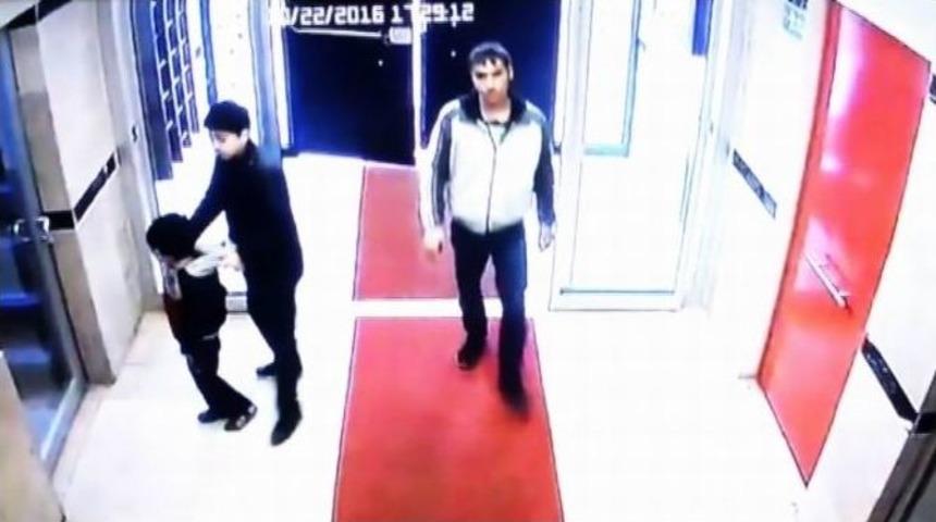 Girdiği Binadan 2 Poşet Ayakkabı &Ccedil;alan Hırsız G&uuml;venlik Kamerasında