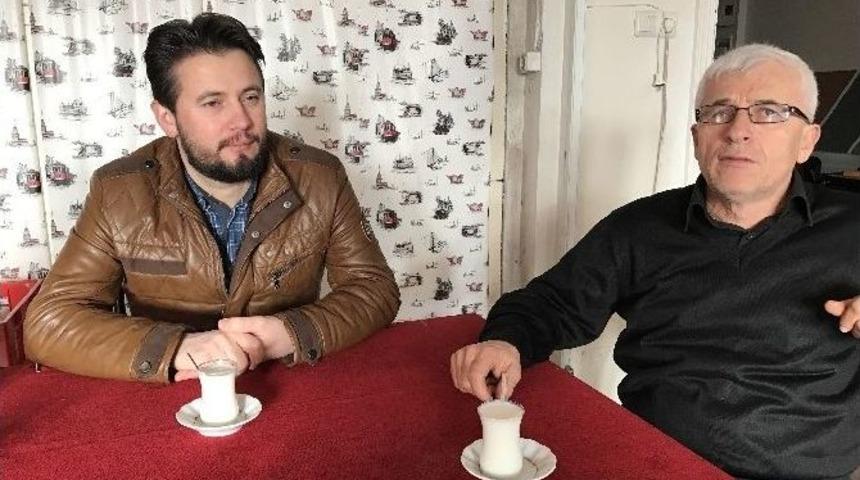 Kahvede M&uuml;şterilerine S&uuml;t Dağıtıyor