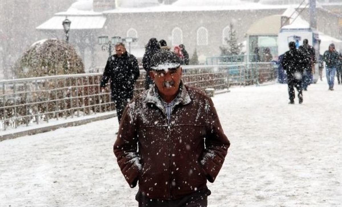 Erzurum&rsquo;da Kar Yağışı Başladı