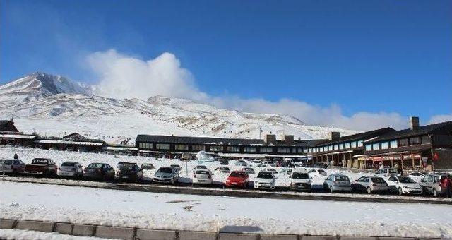 Erciyes’te Sezon Açıldı, Kayak Severler Akın Etti