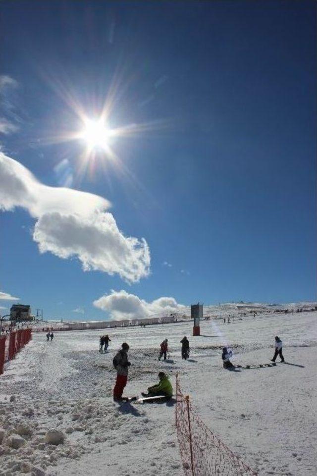 Erciyes’te Sezon Açıldı, Kayak Severler Akın Etti