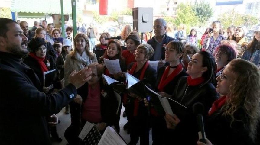 Kadın &Uuml;retici Pazarı&rsquo;nda Şarkı Sesleri Y&uuml;kseldi