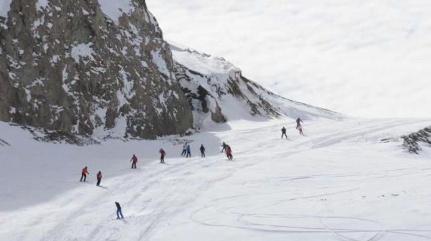 Hakkari Dağlarında Nefes Kesen  Kayak  Ve Snowboard G&ouml;sterisi
