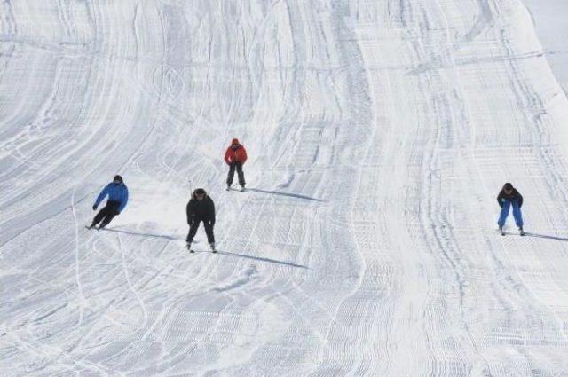 Hakkari Dağlarında Nefes Kesen  Kayak  Ve Snowboard Gösterisi