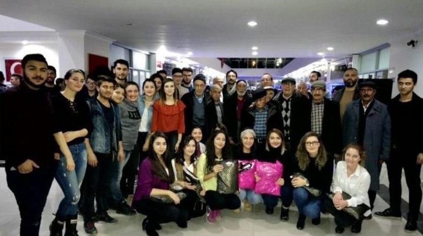 &Uuml;niversite &Ouml;ğrencileri Huzurevi Sakinleri İle Doyasıya Eğlendi