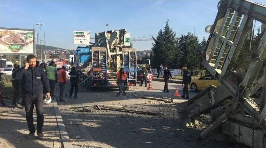 (&ouml;zel Haber) &Uuml;sk&uuml;dar&rsquo;da Tır, &Uuml;st Ge&ccedil;ide &Ccedil;arptı