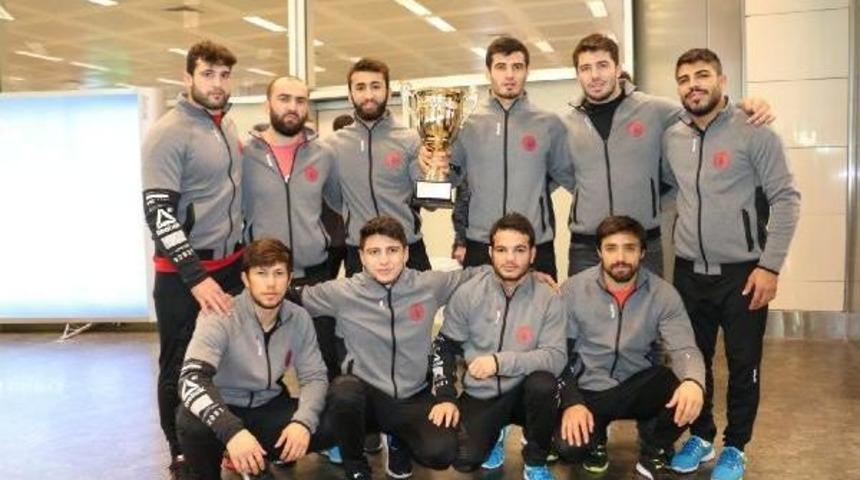 D&uuml;nya 2.'si İstanbul B&uuml;y&uuml;kşehir Belediyesi G&uuml;reş Takımı Yurda D&ouml;nd&uuml;