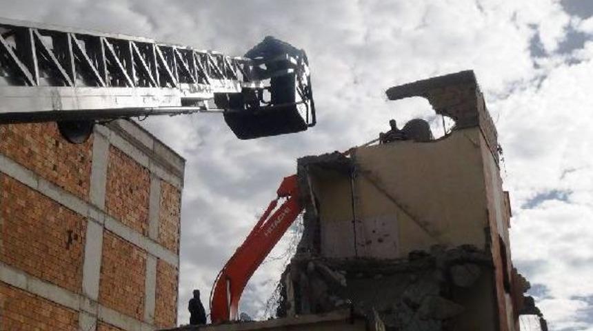Yıkımı S&uuml;ren Binada Mahsur Kaldı, Itfaiye Kurtardı