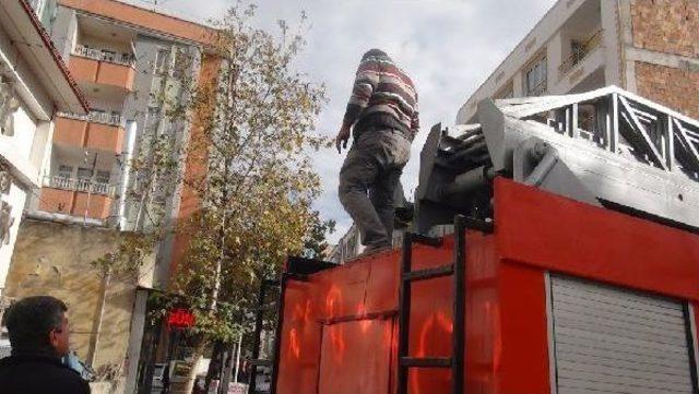 Yıkımı Süren Binada Mahsur Kaldı, Itfaiye Kurtardı