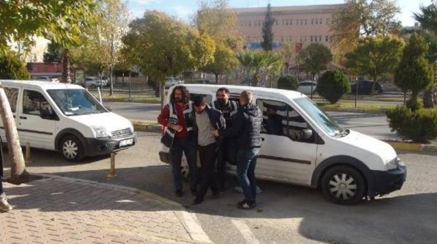 Ka&ccedil;tığı Otomobille Polis Aracına &Ccedil;arpınca Yakalandı