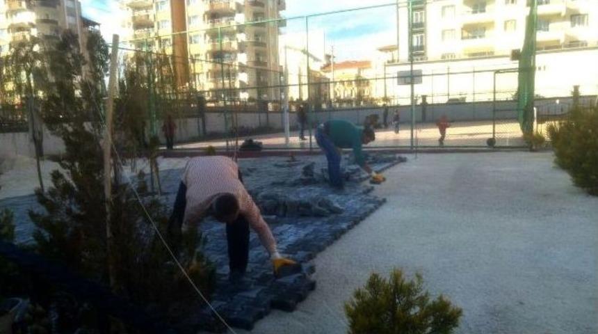 Hayırsever İşadamı Okul Bah&ccedil;esinin Kilitli Taşını D&ouml;şetti