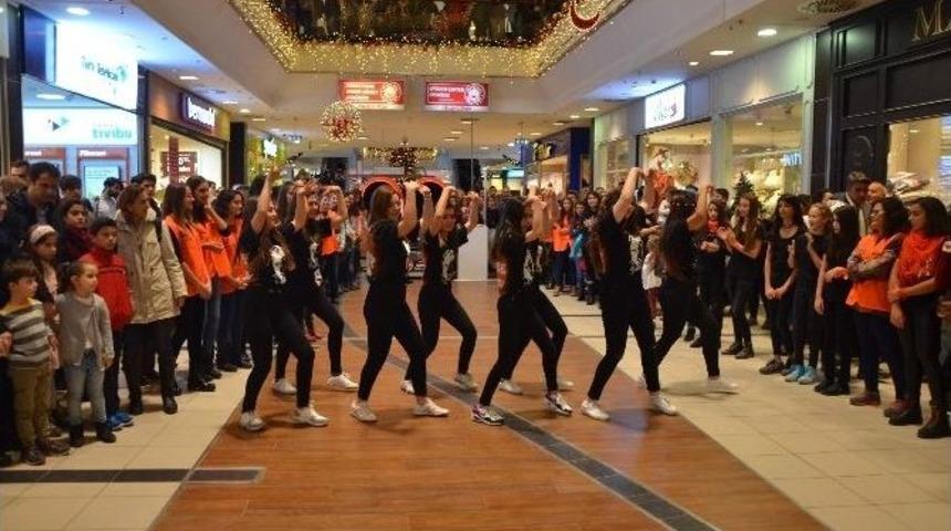 &Ouml;ğrencilerden Kadına Y&ouml;nelik Şiddete Karşı &ldquo;flash Mob Dans G&ouml;sterisi&rdquo;