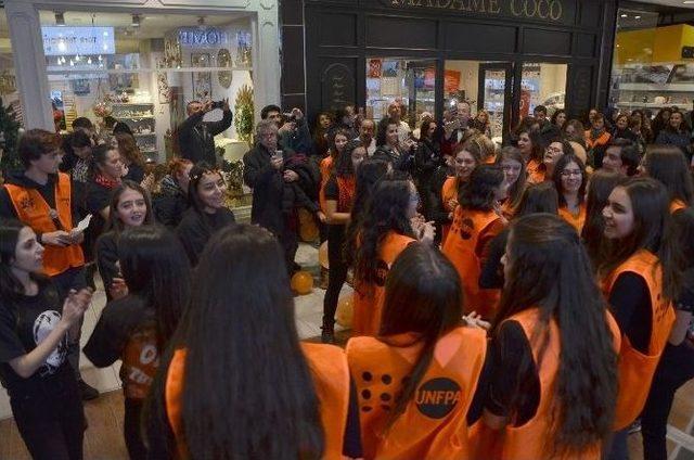 Öğrencilerden Kadına Yönelik Şiddete Karşı “flash Mob Dans Gösterisi”