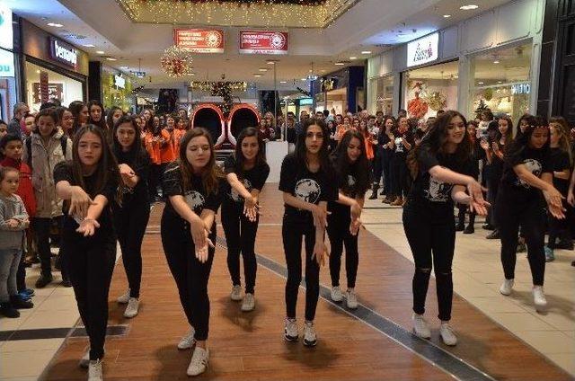 Öğrencilerden Kadına Yönelik Şiddete Karşı “flash Mob Dans Gösterisi”