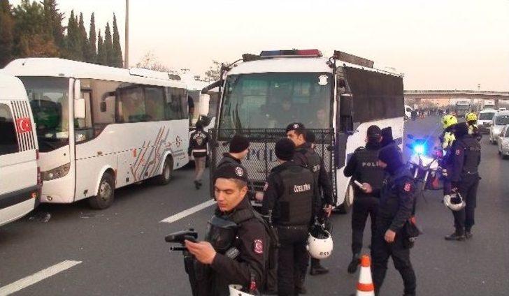 Bursaspor Taraftarları Polis Eşliğinde Stada Gönderildi G4