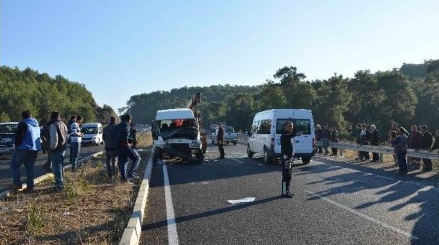 K&ouml;yceğiz&rsquo;de İki Minib&uuml;s &Ccedil;arpıştı: 11 Yaralı