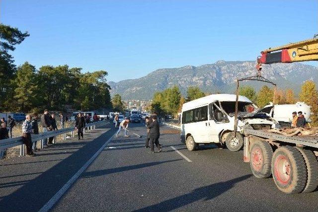 Köyceğiz’de İki Minibüs Çarpıştı: 11 Yaralı