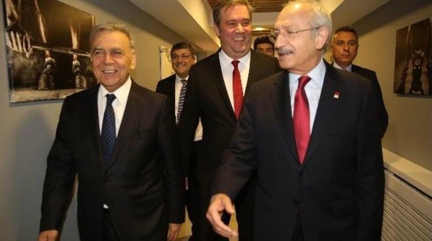 Kılı&ccedil;daroğlu İzmir&rsquo;de Gen&ccedil;lerle Bir Araya Geldi