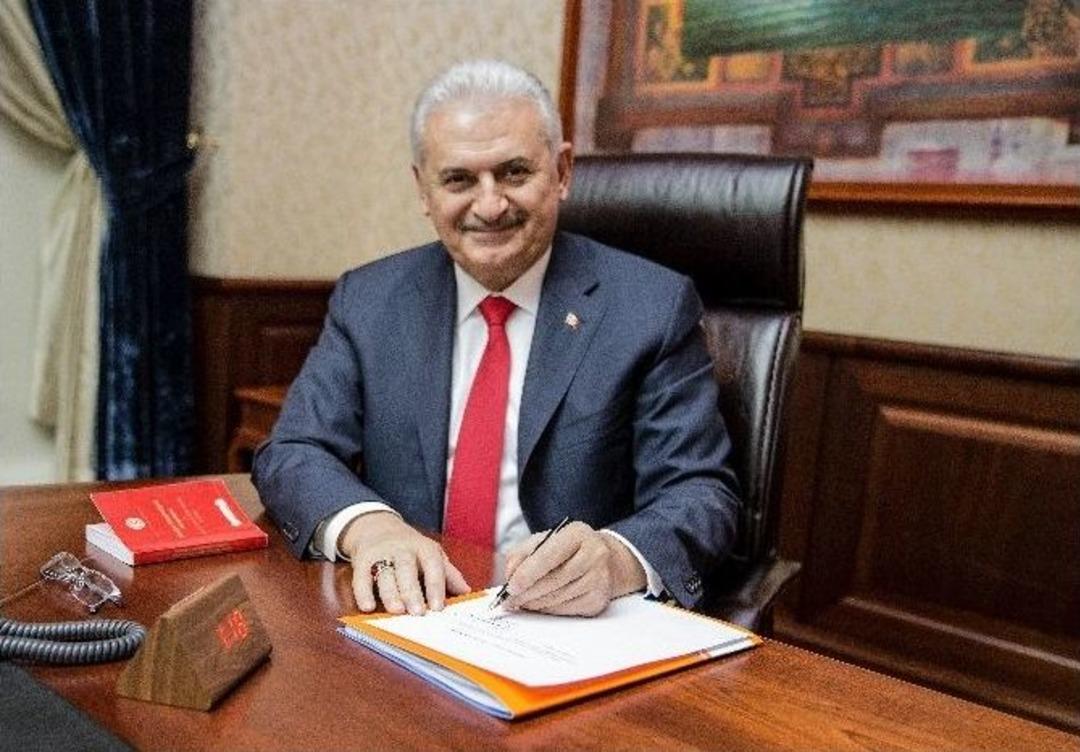 Başbakan Yıldırım&rsquo;ın Anayasa Değişikliği Teklifini İmzalamasının Fotoğrafı Paylaşıldı