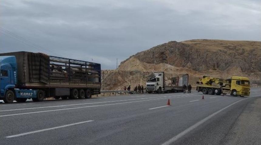 Adilcevaz&rsquo;da Virajı Alamayan Tır Devrildi; 1 Yaralı