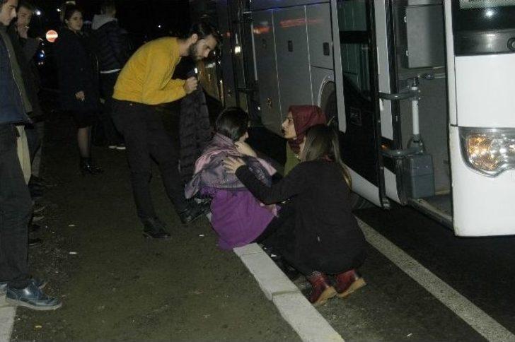 Öğrencileri Taşıyan Otobüs İle Otomobil Çarpıştı: 2 Yaralı
