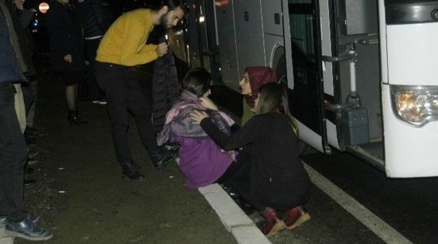 &Ouml;ğrencileri Taşıyan Otob&uuml;s İle Otomobil &Ccedil;arpıştı: 2 Yaralı