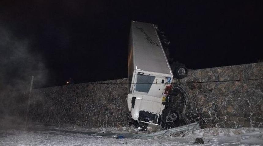 Buzlu Yolda Kayan Tır Şaha Kalktı