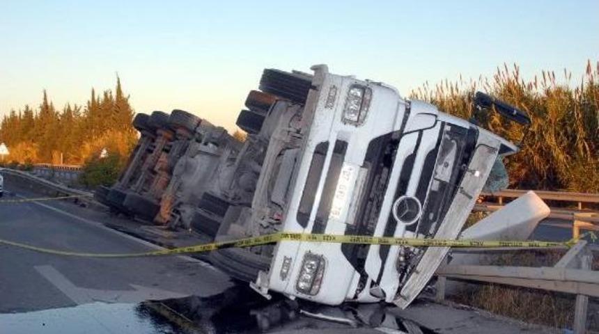 Devrilen Beton Mikserinin S&uuml;r&uuml;c&uuml;s&uuml; &Ouml;ld&uuml;