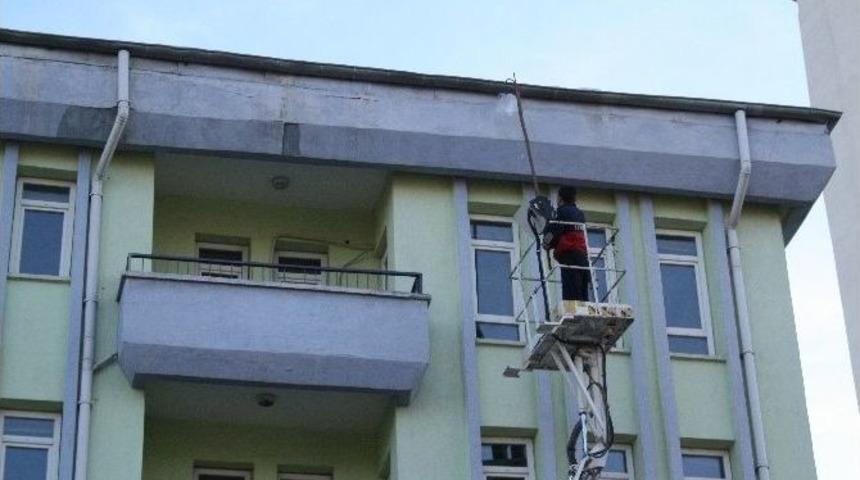 Yozgat Belediyesi Ekipleri, &Ccedil;atıda Oluşan Buz K&uuml;tlelerini Temizledi