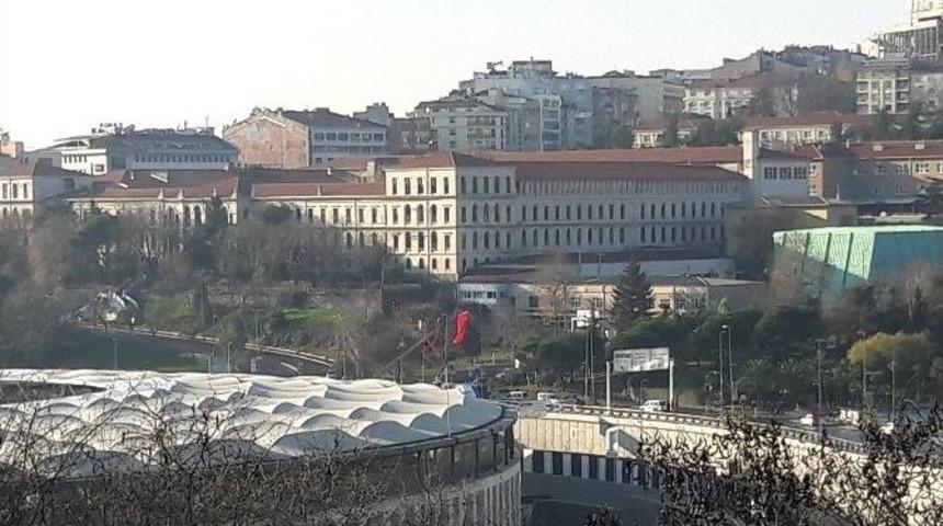 Ter&ouml;r Saldırısının Ger&ccedil;ekleştirildiği Alana Dev T&uuml;rk Bayrağı Asıldı
