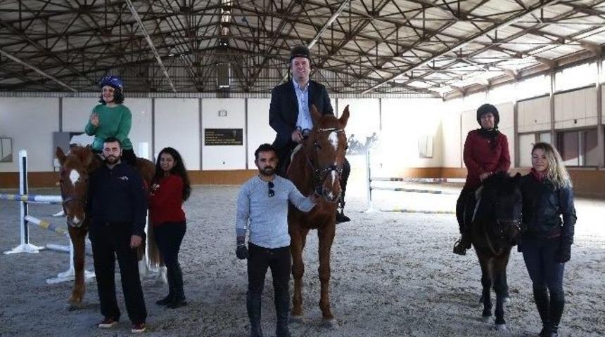 Engellerini Hippoterapi İle Aşacaklar