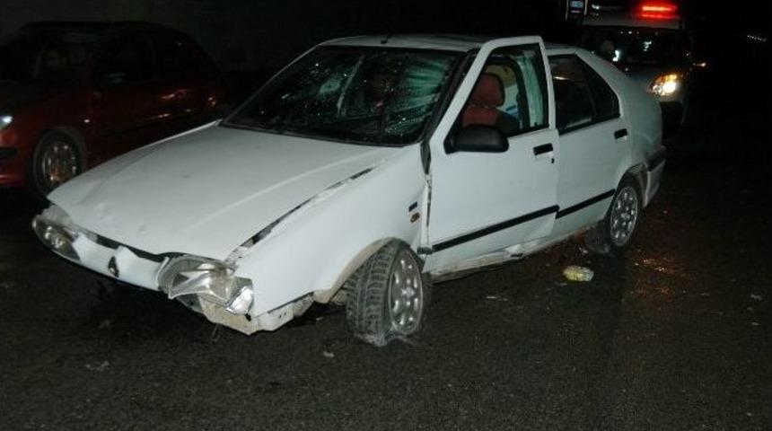 Otomobil Orta Ref&uuml;je &Ccedil;arptı: 2 Yaralı