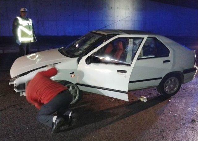 Otomobil Orta Refüje Çarptı: 2 Yaralı 1